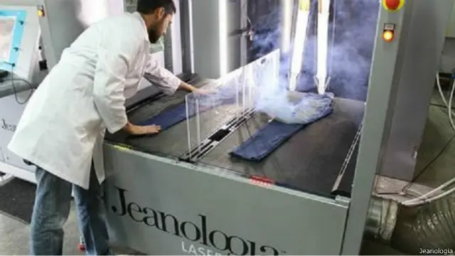 إحدى ألات الليزر أثناء العمل