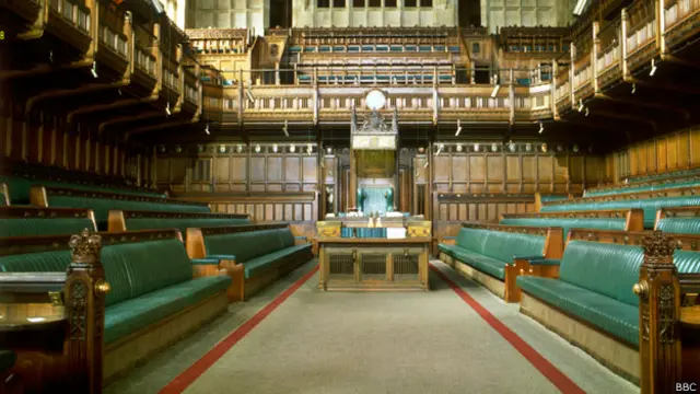 قاعة مجلس العموم في قصر ويستمينستر بلندن. عادة يشكل الحزب السياسي الذي يحصل على أغلبية المقاعد في مجلس العموم في الانتخابات العامة حكومة جديدة، ويصبح زعيمه رئيس الوزراء الجديد