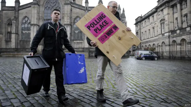 Члены избирательной комиссии несут урну