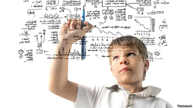 Ребенок пишет формулы