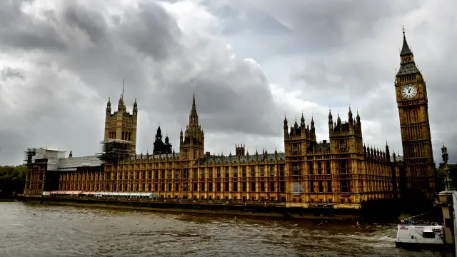 وزیر اعظم ڈیوڈ کیمرون نے شام میں کیمیائی ہتھیاروں کے مقررہ اہداف پر بمباری کرنے کے لیے 2013 میں اجازت مانگی تھی لیکن ان کو اس میں ناکامی ہوئی تھی