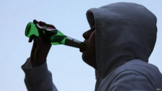 Юноша с бутылкой пива