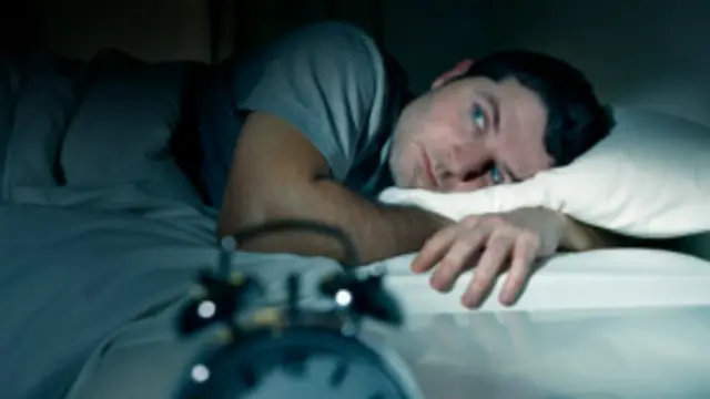 Una persona que sufre insomnio