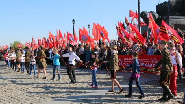 Школьники с лентами