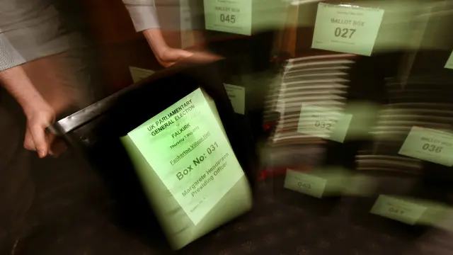 Hampir semua pemilih, kecuali di London, mendapat dua kartu suara