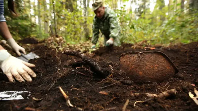 Опознать удается в лучшем случае останки одного из 15 найденных солдат. 
