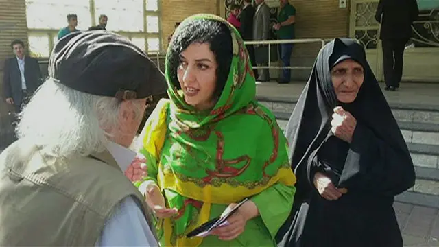 نرگس محمدی در کنار گوهر عشقی مادر ستار بهشتی