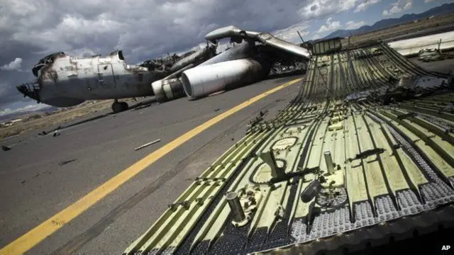 سعودی عرب اور اس کے اتحادی ممالک کے طیاروں نے سب سے پہلے یمنی فضائیہ کی تنصیبات کو نشانہ بنایا