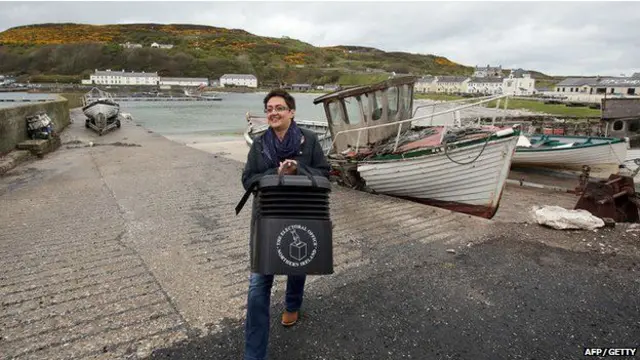  投票箱被送往英國各地，包括北愛爾蘭東北部的拉斯林島。