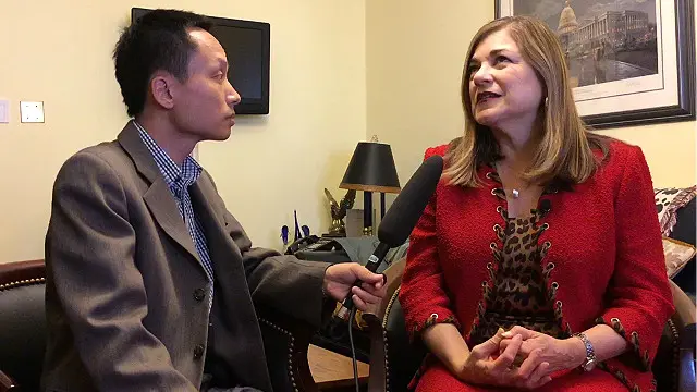 Dân biểu Sanchez trả lời phỏng vấn Nguyễn Hùng tại văn phòng Nghị viện ở Washington DC