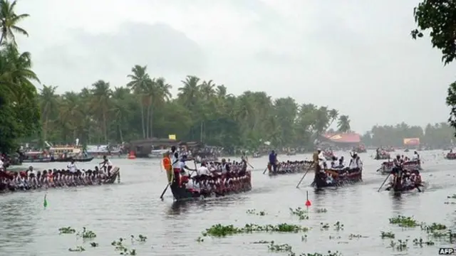 खिलाड़ी रोइंग का प्रशिक्षण ले रही थीं.