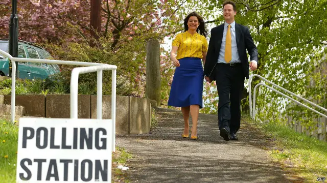 نک کلیگ اور ان کی اہلیہ میریم ووٹ ڈالنے جا رہی ہیں