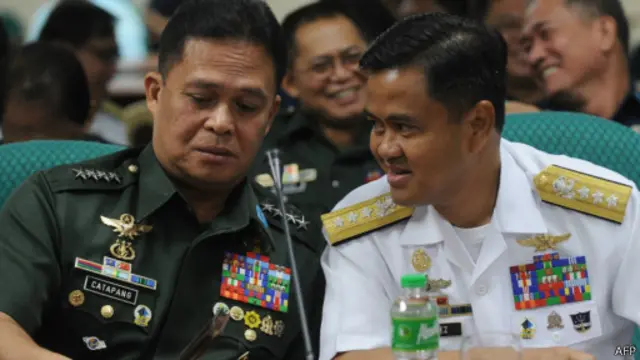 菲律宾西部司令部司令亚历山大·洛佩兹（右）出席参议院听证会。