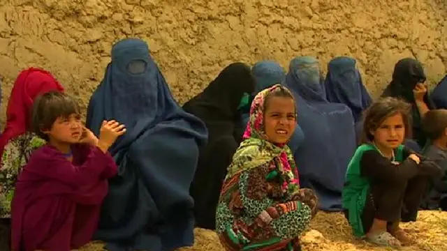 د جګړې له کبله د کندوز له ښار او لیرو سیمو زرګونه کورنۍ بې ځایه شوې دي. 