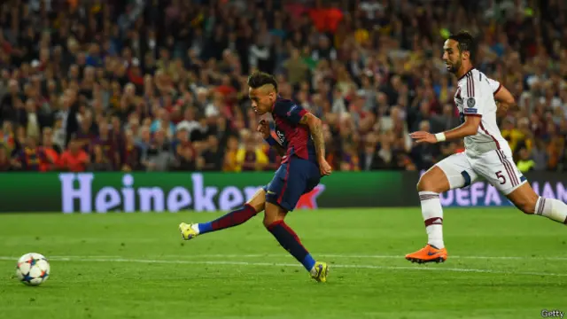 Neymar cerró la cuenta del partido tras recibir un pase de Messi y encarar en solitario hacia la portería de Neuer.