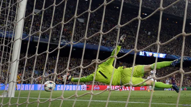 Neuer se estira pero no llega al disparo de Messi, el primer gol del Barcelona.