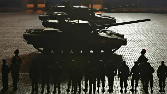 Soldados frente a tanques Armata T-14