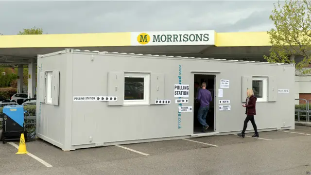 البريطانيون يدلون بأصواتهم في الانتخابات العامة 2015