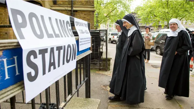 البريطانيون يدلون بأصواتهم في الانتخابات العامة 2015