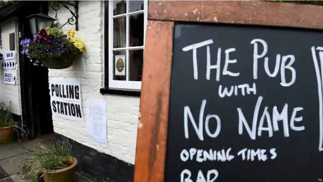 البريطانيون يدلون بأصواتهم في الانتخابات العامة 2015