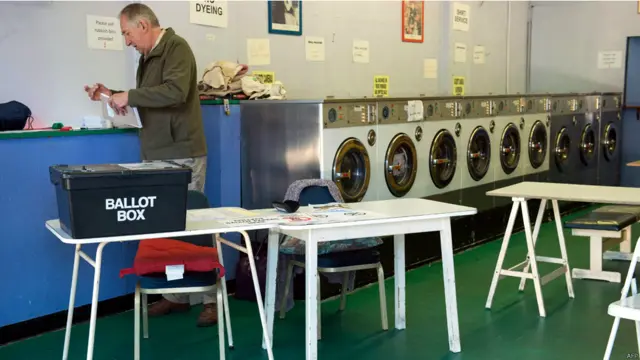 البريطانيون يدلون بأصواتهم في الانتخابات العامة 2015