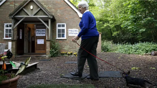 البريطانيون يدلون بأصواتهم في الانتخابات العامة 2015