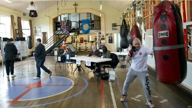 البريطانيون يدلون بأصواتهم في الانتخابات العامة 2015