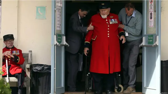 البريطانيون يدلون بأصواتهم في الانتخابات العامة 2015