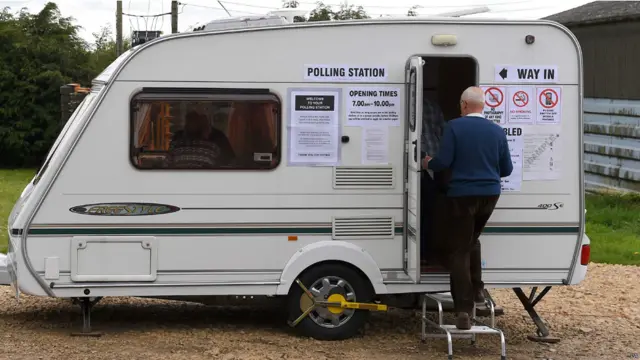 البريطانيون يدلون بأصواتهم في الانتخابات العامة 2015