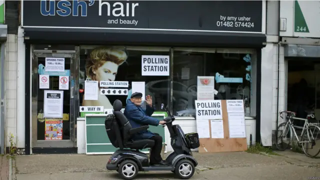 البريطانيون يدلون بأصواتهم في الانتخابات العامة 2015