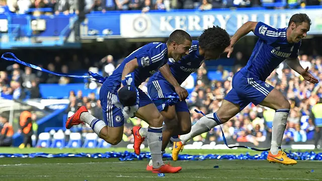 Para pemain Chelsea akan merayakan status juara Liga primer Inggris usai menghadapi Sunderland, Minggu (24/05).