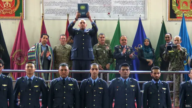 په دې ۱۸۴ افسرانو کې چې له څو کلن ځنډ وروسته له افغان هوايي پوهنتونه فارغیږي، څه يې پیلوټان، پکې تخنیکي انجنیران او د رادار او مخابرې چلونکې شته، د عملي کار لپاره به دا افسرانو ځینو بهرنیو هېوادونو ته هم لېږل کېږي.