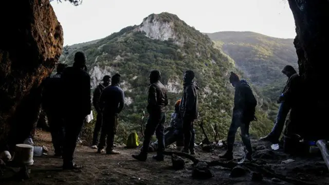 له افریقې څخه اروپا ته د راتلونکو کډوالو شپې، په دښتو، غرونو او سمځو اوړي. 