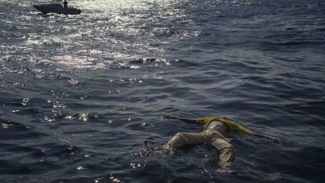 د ډېرو ډوبو شوو کډوالو مړي په سمندرونو کې کبان خوري. 