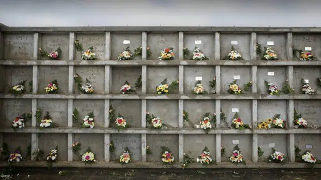 په ځینو ځایونو کې د مړو په یاد یادګاري څلي جوړېږي. 