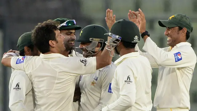 یاسر شاہ نے دن کی پہلی ہی گیند پر نائٹ واچ مین پریرا کو بولڈ کردیا 