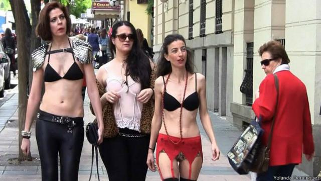 Mujeres en ropa hotsell interior en la calle