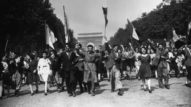 الجموع في جادة الشانز اليزيه بباريس