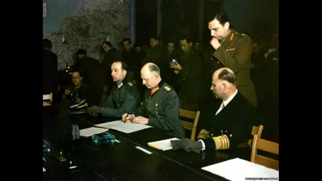 الجنرال يودل يوقع وثيقة استسلام ألمانيا