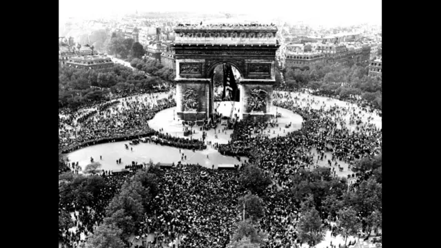 الجموع تحيط بقوس النصر