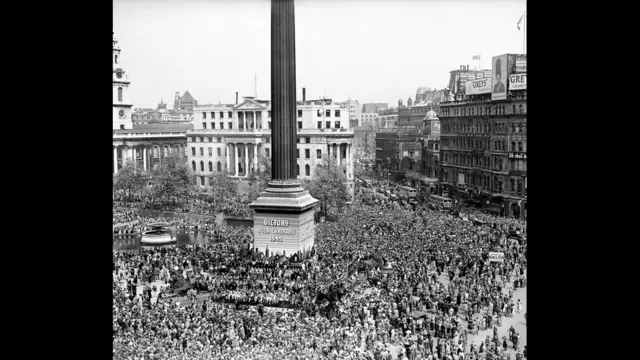 الجموع في ساحة الطرف الأغر بلندن