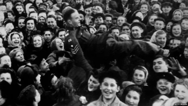 نسوة من موسكو يرفعون رقيبا بريطانيا على الاعناق