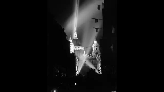 Собор Святого Павла в Лондоне освещен огнями прожекторов в честь окончания войны в Европе.