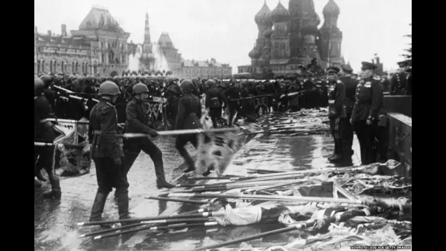 جنود سوفييت يلقون البيارق النازية ارضا