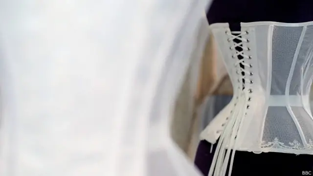 O uso desses espartilhos pode causar problemas no abdômen