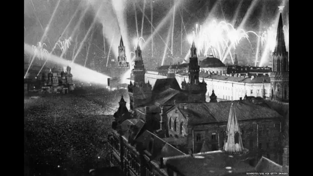 الالعاب النارية تضيء سماء موسكو