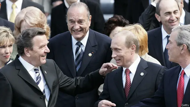 Герхард Шредер и Владимир Путин 9 мая 2005 года