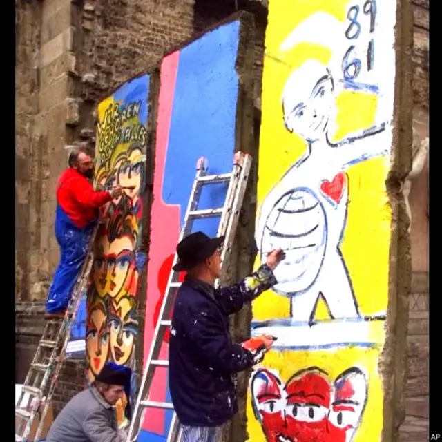 बर्लिन वॉल पर पेंटिंग बनाते फ़्रांसीसी और जर्मन आर्टिस्ट