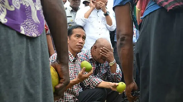 "Kalau takut Papua merdeka, sejahterakan mereka. PR buat kepala negara (Presiden), biarlah sekali kali blusukan di tempat konflik. Yang bagi mereka merasa di rampas hak hidupnya, cari solusi terbaik. Biarkan penduduk Papua bisa menikmati kekayaan alamnya dan tetap bersama NKRI." (Slamet Widodo, Komunitas Facebook BBC Indonesia)