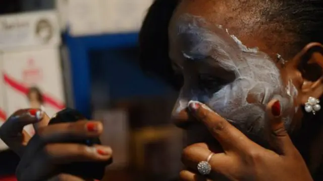 Les jeunes femmes africaines pensent que la dépigmentation de leur peau les embellit.